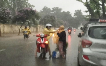 Lý do nào khiến cô gái Hà Nội dừng xe mang áo mưa cho bà cụ không quen biết?